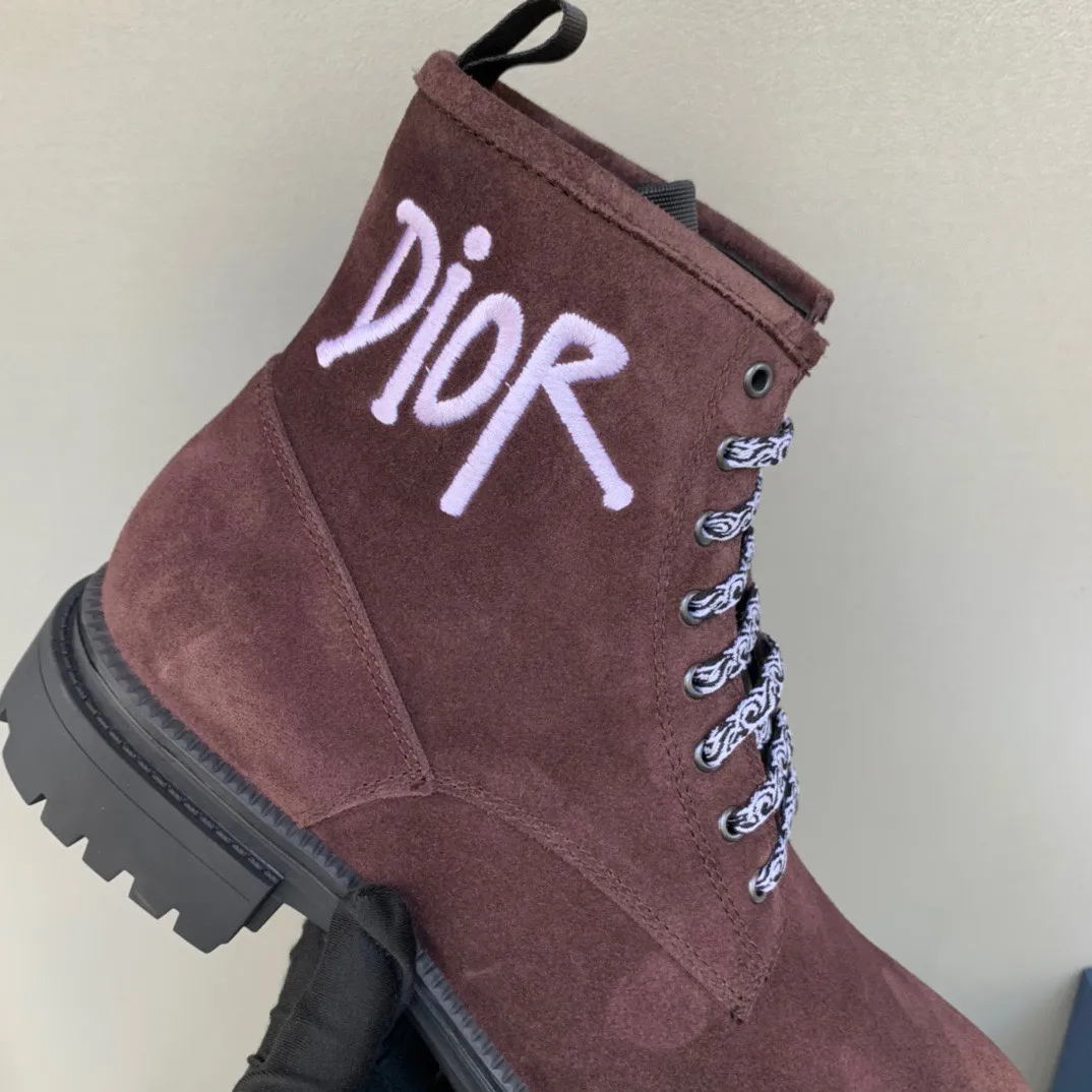 [DIOR] Top P: 1000💰 Number of yards: 39~44 (38.45 custom-made, non-refundable) Dior Dior~ Winter series, original 1:1 development Casual men's leather shoes Heavy investment, shoes and boots are made of imported cowhide + imported Dior special fabric Not easy to deform black cowhide lining Dior large hardware inlay Original TPU vacuum outsole, black cowhide Black open edge beads Military green suede Black suede Khaki suede leather is crafted by a large factory, and the perfect product is only prepared for you who know your taste! Any comparisons are welcome.